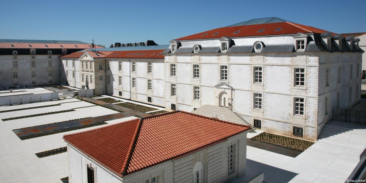 Residence De L'Arsenal Royal - Meubles De Tourisme Рошфор Экстерьер фото