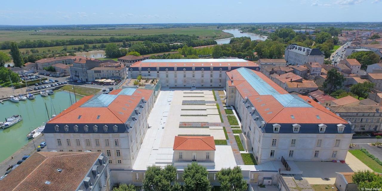 Residence De L'Arsenal Royal - Meubles De Tourisme Рошфор Экстерьер фото
