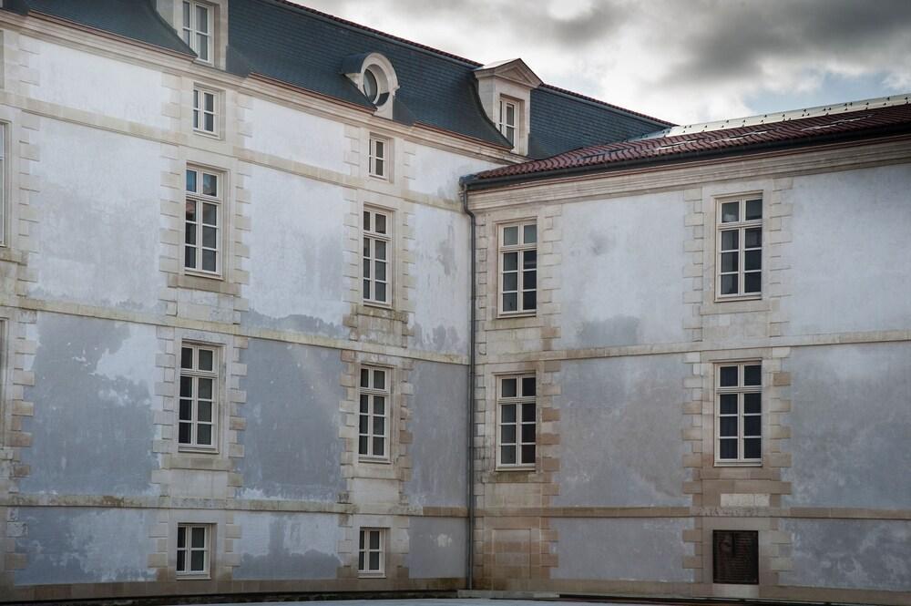 Residence De L'Arsenal Royal - Meubles De Tourisme Рошфор Экстерьер фото